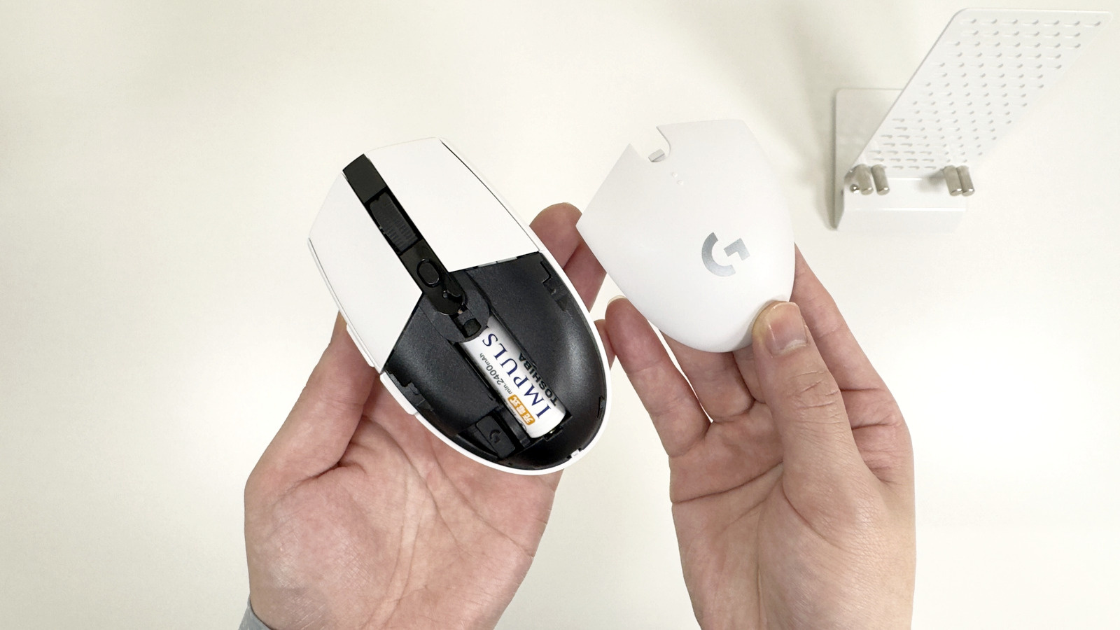 電池カバーを開けたところ。単三電池1本で動く