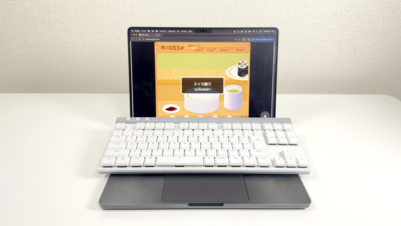 MacBookでタイピングゲームをしているところ