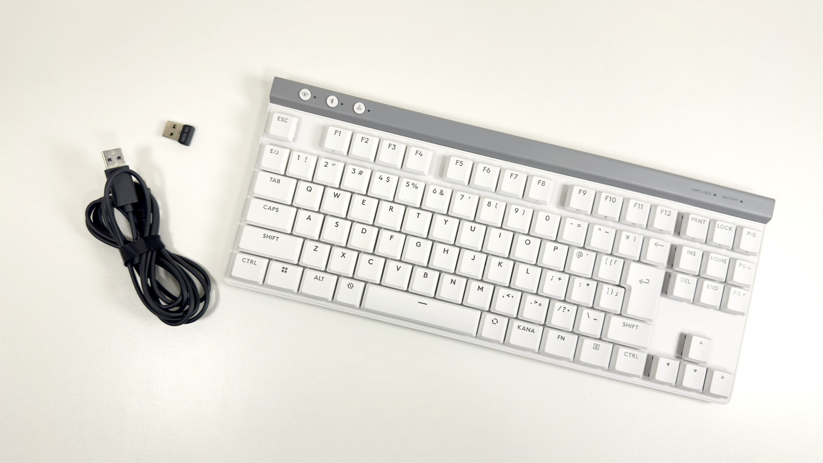 本体とUSBレシーバー、充電ケーブル