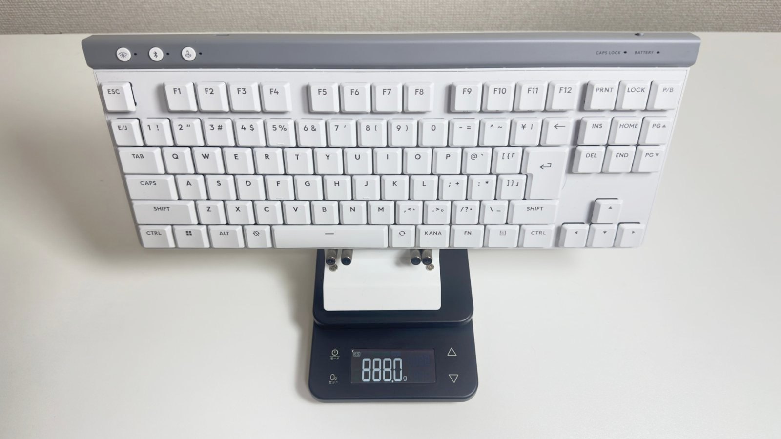 はかりに載せたG515。表示は888g
