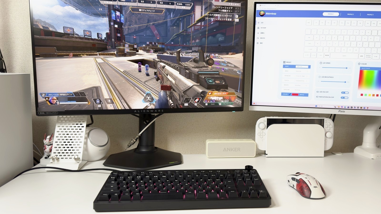 デュアルモニターのデスクでXBOARD MSを使っているところ