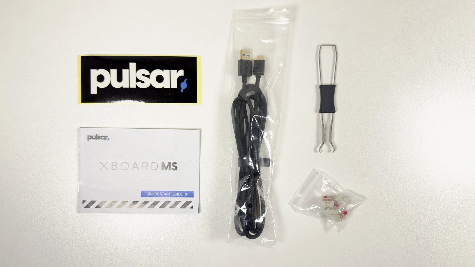 付属品。ケーブル・予備スイッチ・工具・ステッカー