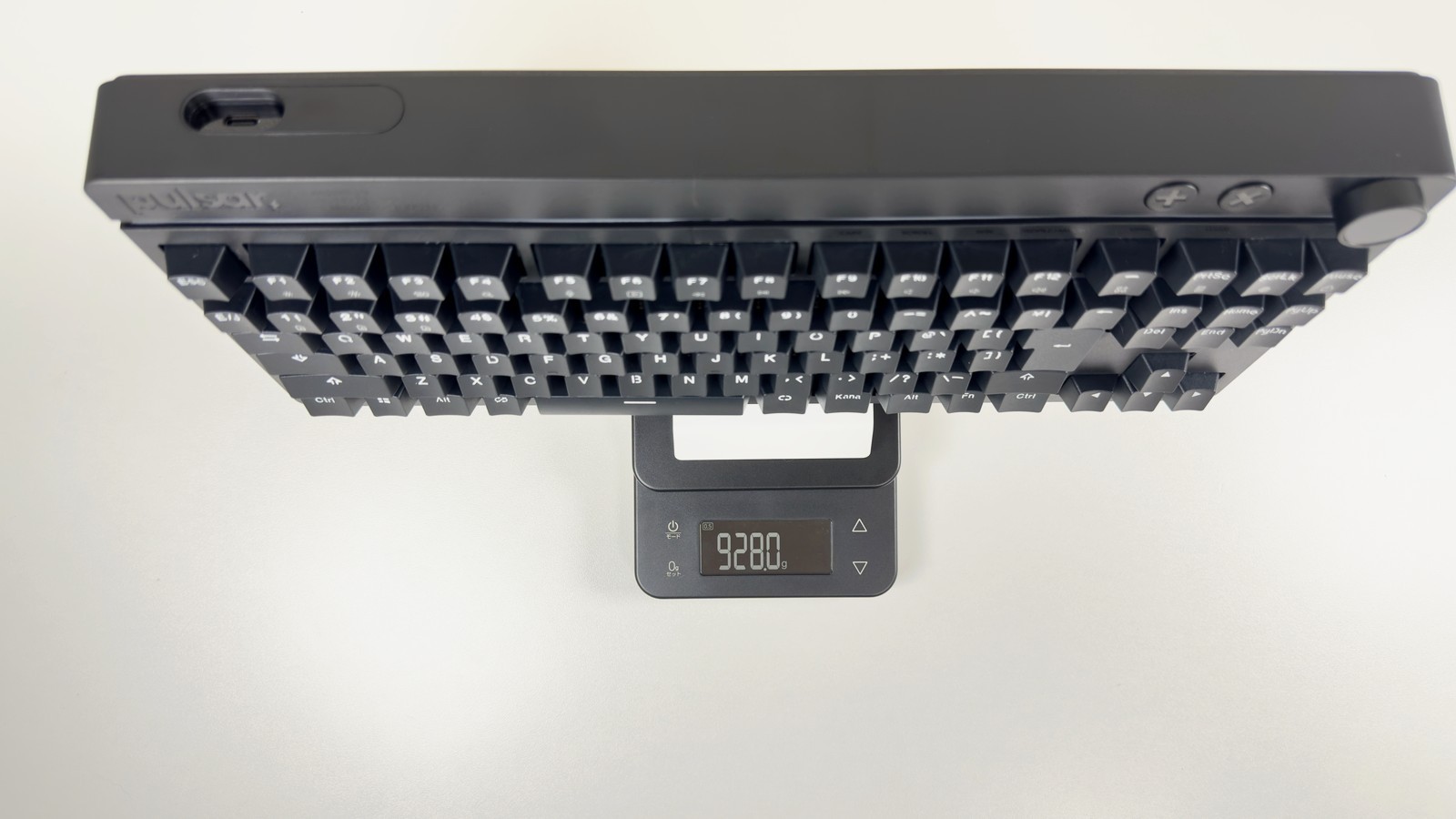 撮影時の表示は928.0g(本体のみ・ケーブルなし)
