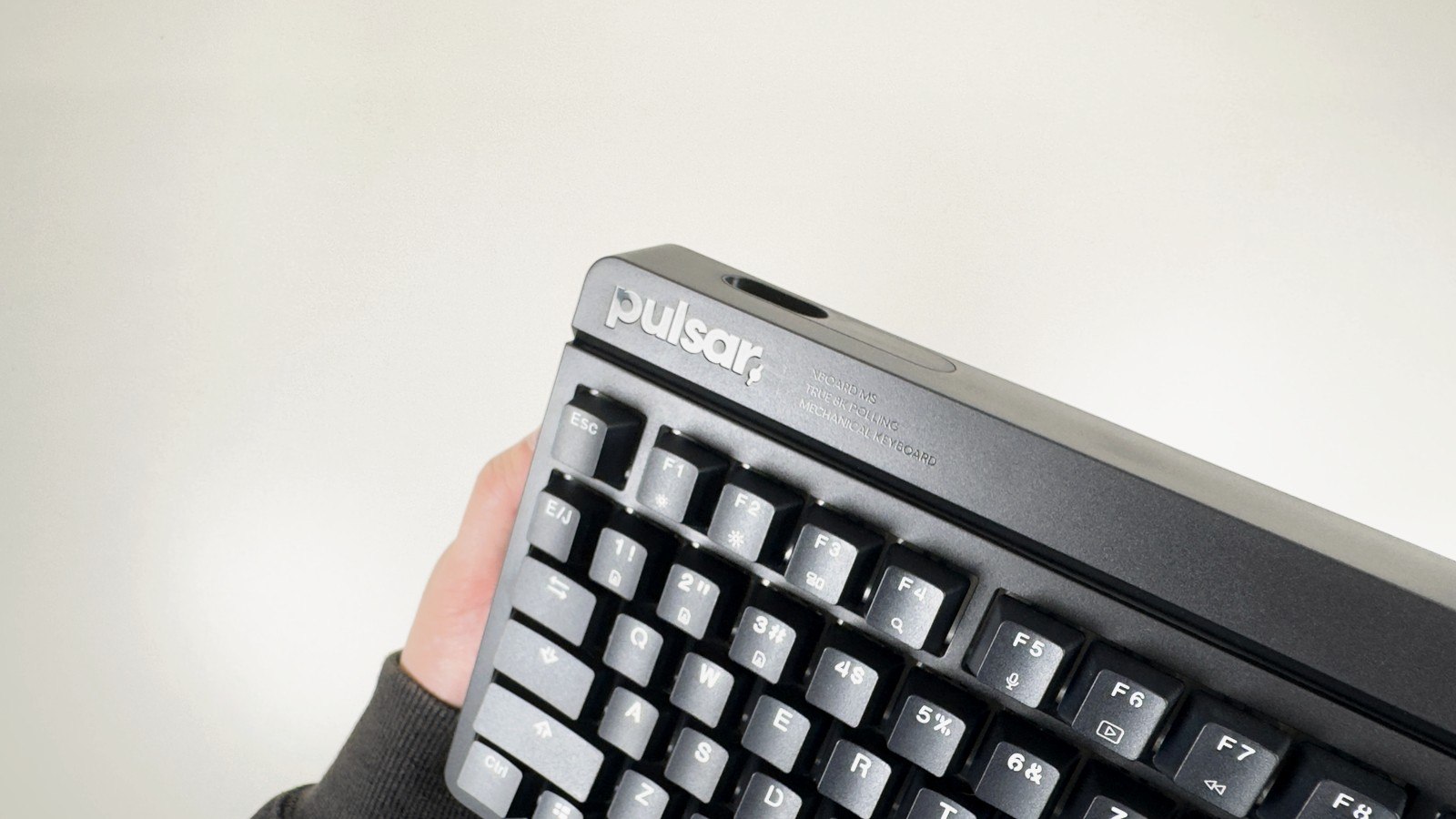 斜めから。pulsarのロゴ