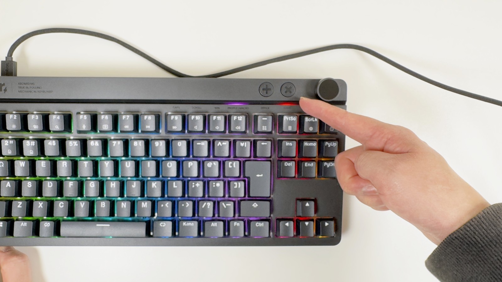 Fキー列の上の表示ランプ。ゲームモード中はGAMEが赤く光る