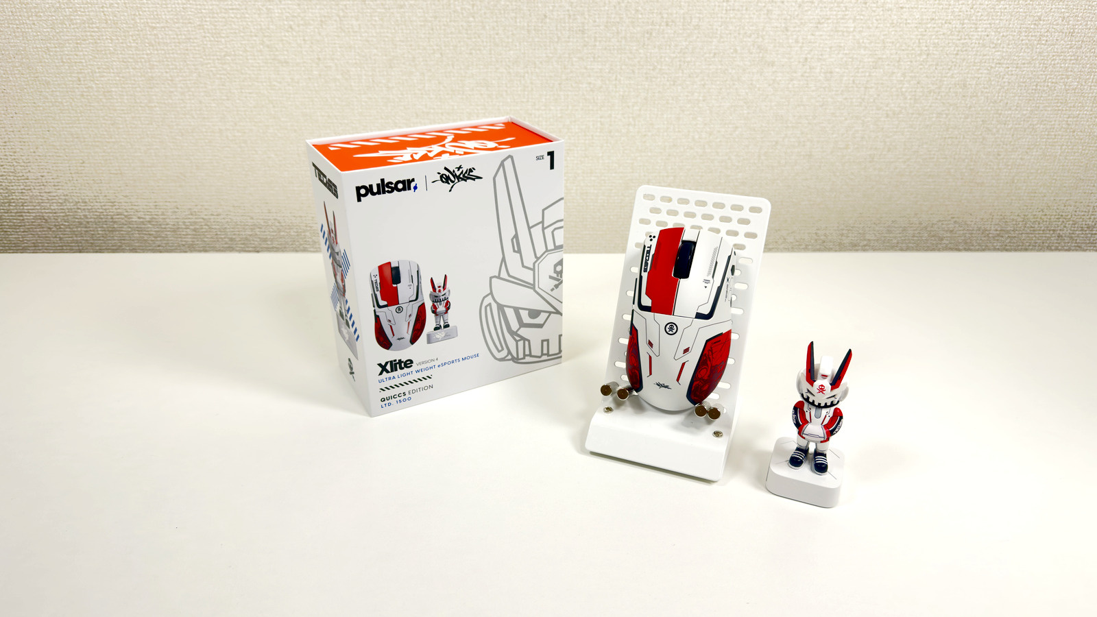 箱と本体、フィギュア兼8Kドングル