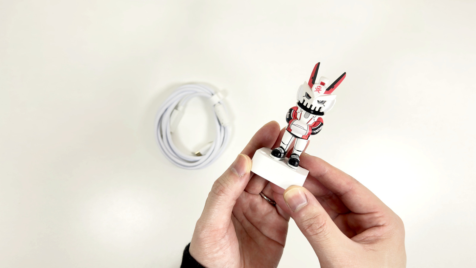 フィギュア兼8Kドングル
