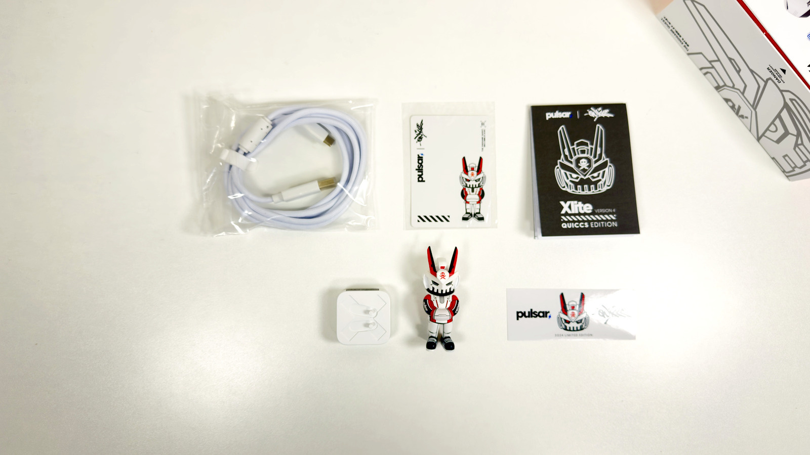 付属品。ケーブル、フィギュア兼ドングル、ステッカーなど