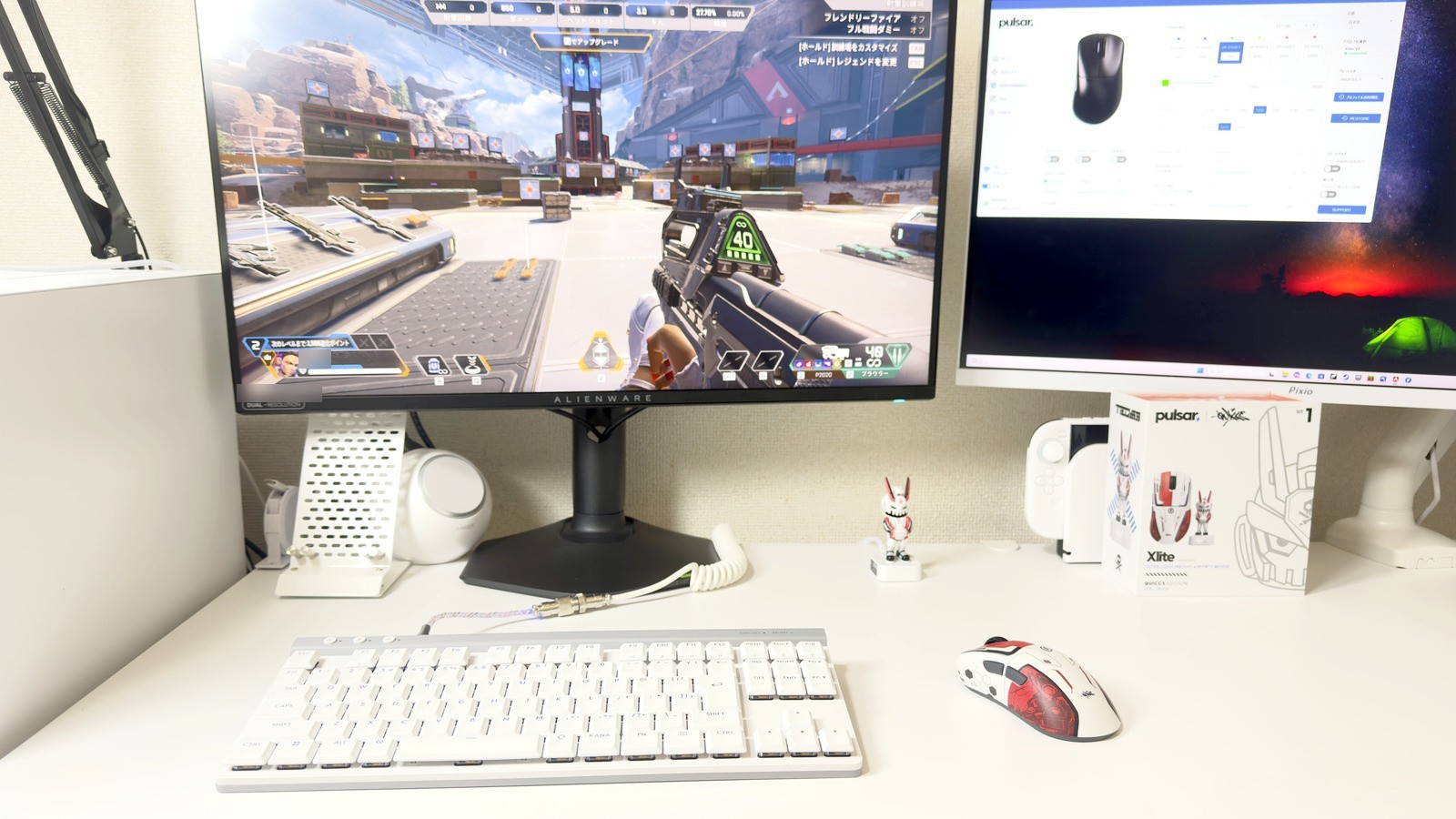 デュアルモニターのデスクでXlite V4 Miniを使っているところ